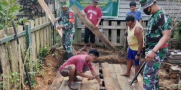 Babinsa 1017-03/Delang Bangun Jamban Warga Kurang Mampu