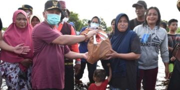 Sambangi Warga di Pengungsian dan Dapur Umum, Gubernur Minta Jangan Sampai Warga Kelaparan