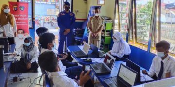 Siswa SMPN 1 Satu Atap Kapuas Murung Kunjungi Pondok Baca Melek Huruf KP.XVIII-2007 Ditpolairud
