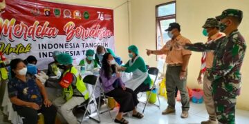 Kapolda Tinjau Vaksinasi dan Salurkan Bansos di Murung Raya