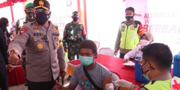 Kapolda Tinjau Serbuan Batalyon Vaksinator dan Bagikan Bansos di Katingan