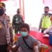 Kapolda Tinjau Serbuan Batalyon Vaksinator dan Bagikan Bansos di Katingan