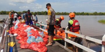 ACT Kalteng dan Kalsel Distribusikan Paket Bantuan untuk Warga Terdampak Banjir