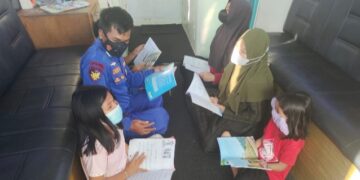 Personel Polairud Dampingi Anak-Anak Belajar di Bantaran Sungai Barito