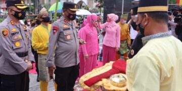 Tinjau Vaksinasi Massal di Kobar, Kapolda Kalteng Disambut Adat Kesultanan