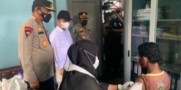 Kapolda Tinjau Vaksinasi Massal di Kapuas dan Bagikan Bansos