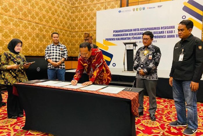 Sekda Prov. Kalteng H. Nuryakin saat melakukan Penandatanganan Nota Komitmen Bersama Peningkatan Kerja sama Antar Daerah TPID Prov. Kalteng dan TPID Kabupaten Kotawaringin Timur dengan TPID Kabupaten Probolinggo