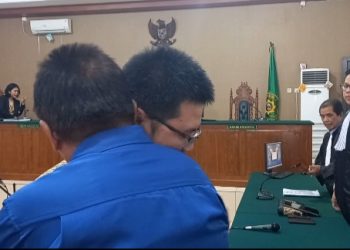Jefri Suryatin dipeluk ayah kandungnya seusai sidang pembacaan putusan di Pengadilan Tipikor Palangka Raya, Kamis (31/8/2023). Foto: fer