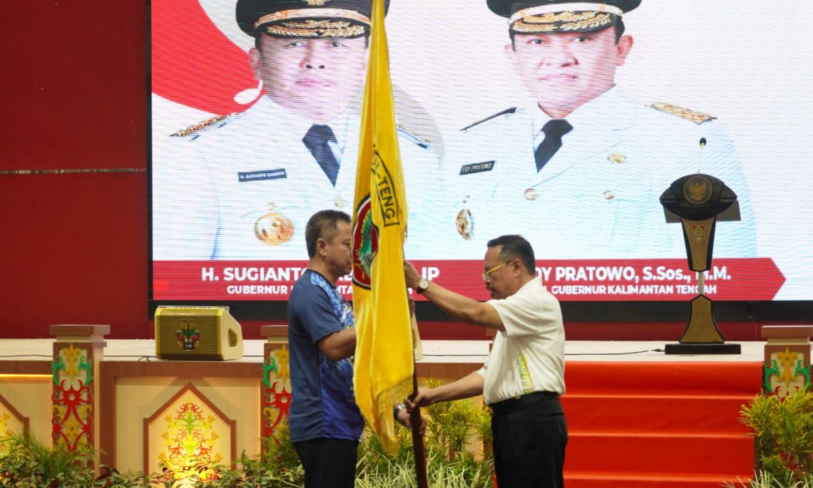 Sekda Nuryakin, saat menyerahkan bendera pelepasan kepada Ketua Panitia Pelaksana