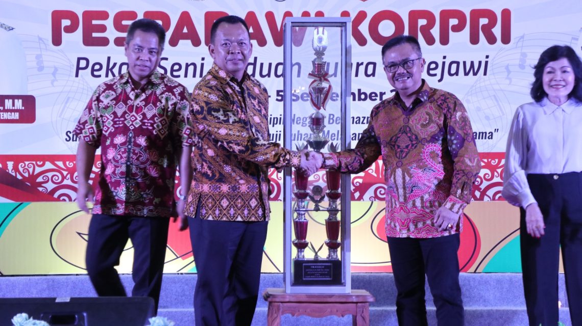 Staf Ahli Gubernur Kalteng Bidang Pemerintahan, Hukum dan Politik Herson B. Aden saat menyerahkan Piala Bergilir