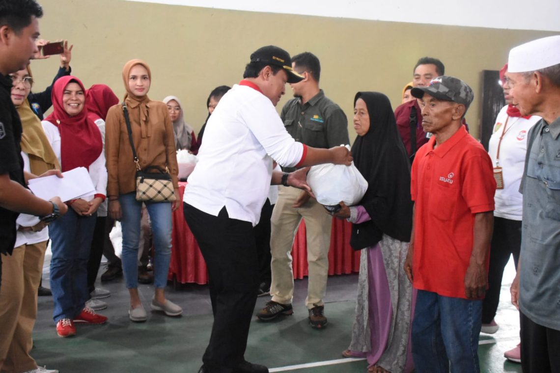 Wagub Kalteng H. Edy Pratowo menyerahkan paket sembako bersubsidi secara simbolis