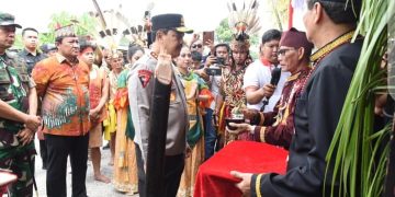 Wakapolri Terima Penganugerahan Warga Kehormatan Adat Dayak Kalteng