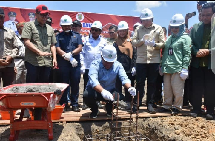 Wakil Gubernur Edy Pratowo melakukan peletakan batu pertama Pembangunan Pabrik Pakan yang terletak di Desa Bukit Harapan SP III-G, Kecamatan Parenggean Kabupaten Kotawaringin Timur, Sabtu (9/9/2023). Foto : Ist/BA