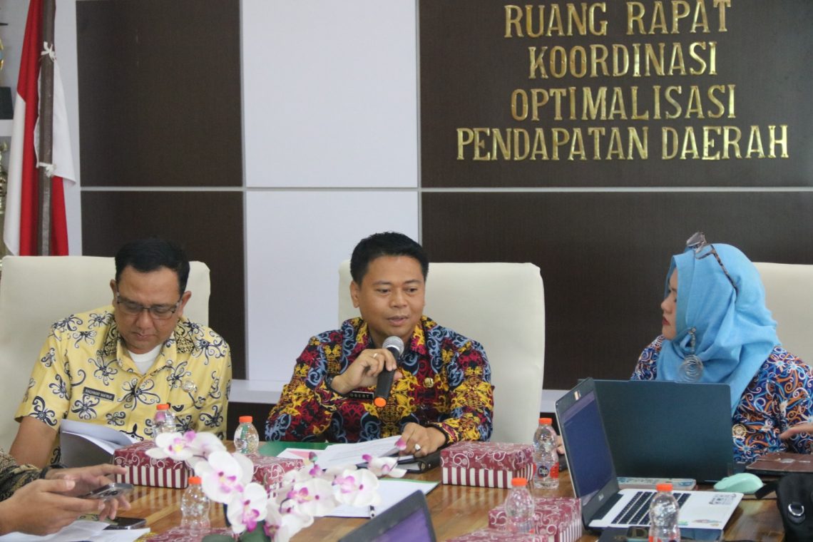Kepala Bidang Pajak Daerah Robert Coven (tengah) bersama Srie Rosmilawati (kanan) dan Kepala Bidang Retribusi Daerah Rachmat Ma’Ruf (kiri)