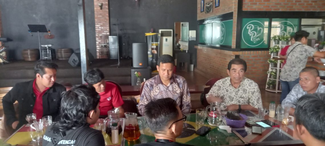Pua Hardinata (dua dari kanan) dan Kamaruddin (tengah) bersama petinggi PSI Kalteng dan Palangka Raya memberikan keterangan pers kepada para wartawan di kantor DPD PSI Kalteng, Selasa (12/9/2023) siang. Foto: fer