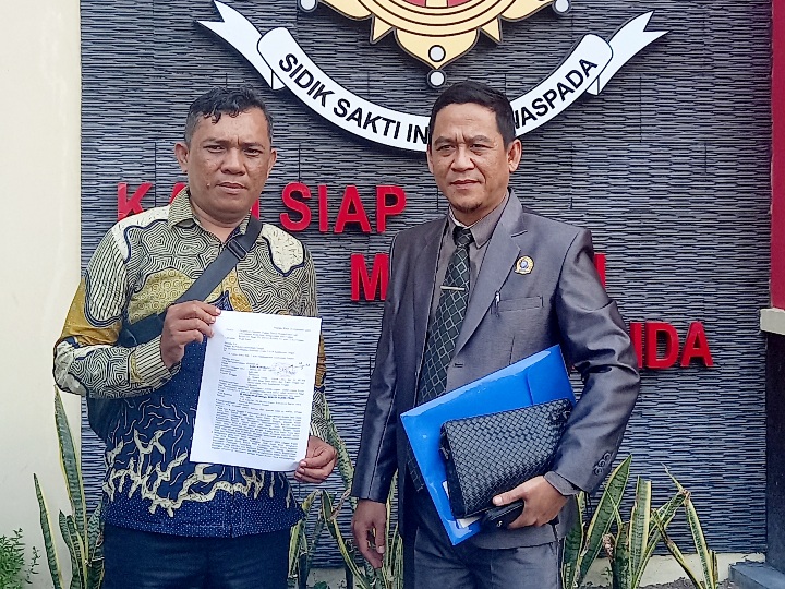 Naek Marusaha (kiri) didampingi penasihat hukumnya, Rusdi Agus Susanto usai melapor ke Polda Kalteng, Senin (25/9/2023) pagi. Foto: fer