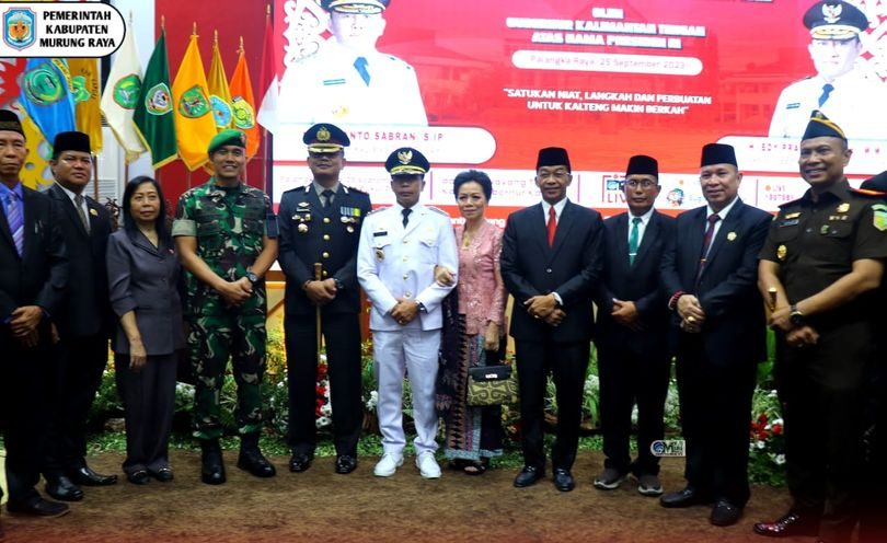 Pj Bupati Mura, Hermon, foto bersama dengan pejabat Mura dan Mantan Bupati-Wabup