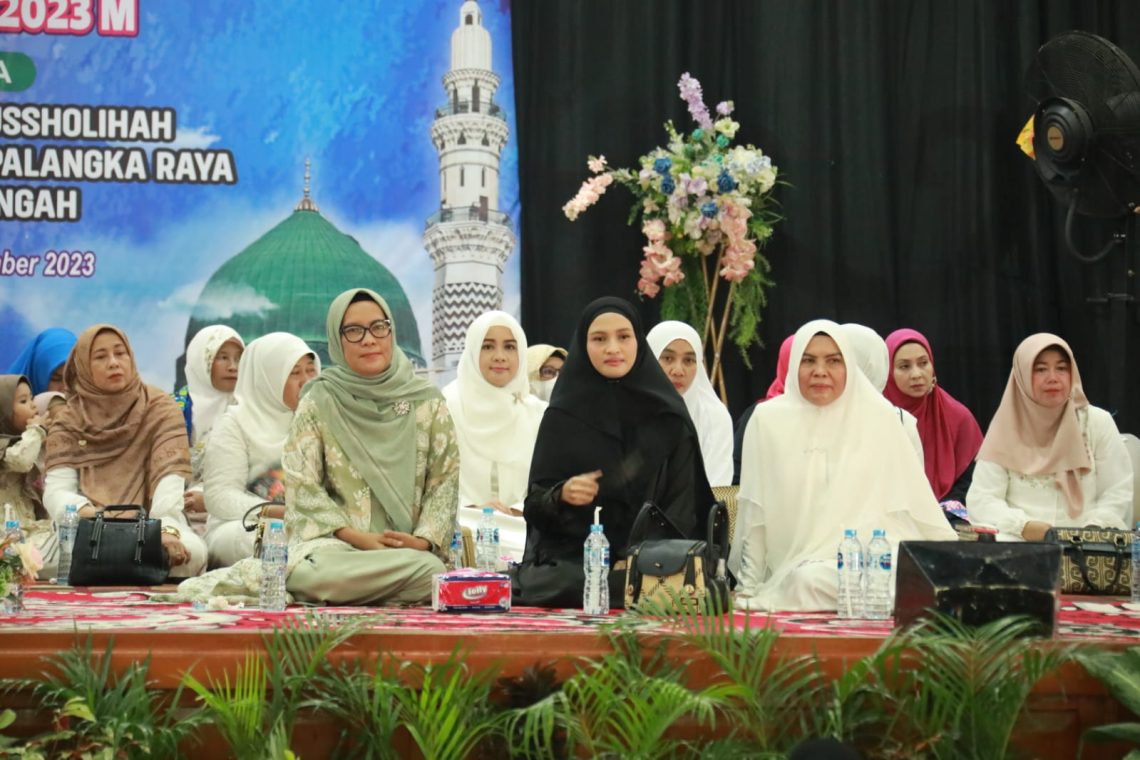 Ketua TP-PKK Prov. Kalteng Ivo Sugianto Sabran saat menghadiri Peringatan Maulid Nabi Muhammad SAW 1445 H di GPU Tambun Bungai Palangka Raya
