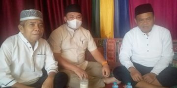 Almarhum H. Sutransyah (kiri) semasa hidup bersama H. Heru Hidayat (tengah) dan Rektor Universitas Muhammadiyah Palangkaraya (UMPR), Provinsi Kalimantan Tengah, Dr Muhammad Yusuf (kanan). Foto: ist