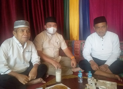 Almarhum H. Sutransyah (kiri) semasa hidup bersama H. Heru Hidayat (tengah) dan Rektor Universitas Muhammadiyah Palangkaraya (UMPR), Provinsi Kalimantan Tengah, Dr Muhammad Yusuf (kanan). Foto: ist
