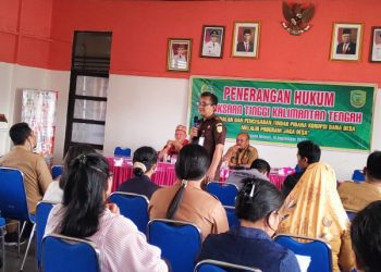 Kasi Penkum Kejati Kalteng, Dodik Mahendra menjelaskan program Jaga Desa. Foto: ist