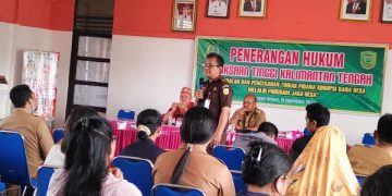 Kasi Penkum Kejati Kalteng, Dodik Mahendra menjelaskan program Jaga Desa. Foto: ist