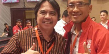 Ketua DPD PSI Gunung Mas, Dodi Eduardo (kanan) bersama Ade Armando pada Kopi Darat Nasional PSI di Kuala Kurun, Kamis (21/9/2023). Foto: Ist