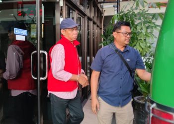 Tersangka Nono mantan manajer koperasi CU EPI Kotim (kiri) saat digelendang ke mobil tahanan menuju Lembaga Pemasyarakatan (LP) Kelas IIB Sampit. Foto: ist.