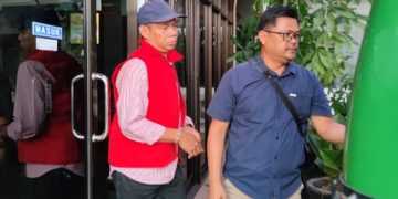 Tersangka Nono mantan manajer koperasi CU EPI Kotim (kiri) saat digelendang ke mobil tahanan menuju Lembaga Pemasyarakatan (LP) Kelas IIB Sampit. Foto: ist.