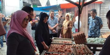 Hari Kedua Kerja, Pj Bupati Pulang Pisau ‘Ngantor’ di Pasar Pantau Inflasi