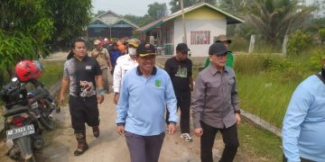 Sekda Pulang Pisau Berjibaku Pimpin Padamkan Api di Wilayah Jabiren Raya