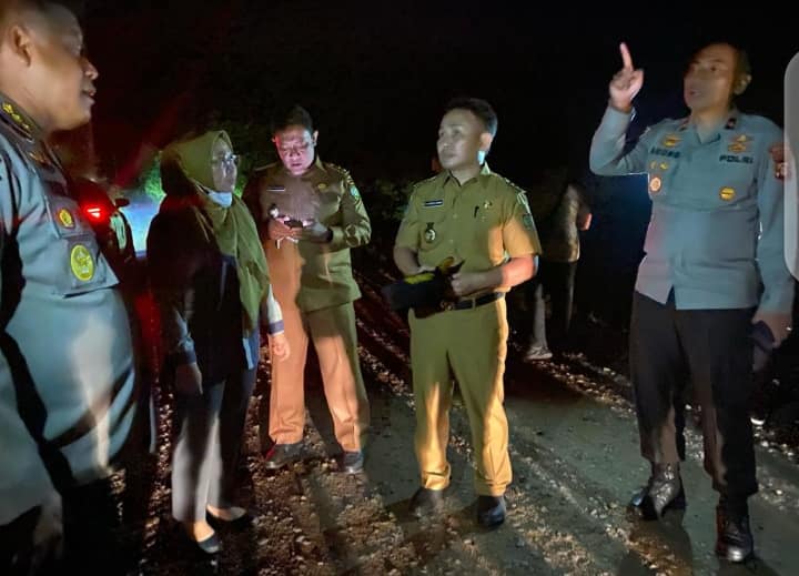 Gubernur Kalteng, H Sugianto Sabran saat meninjau lokasi  karhutla di Desa Taruna Kabupaten Pulang Pisau, Kamis (5/10/2023) malam. Foto : BA