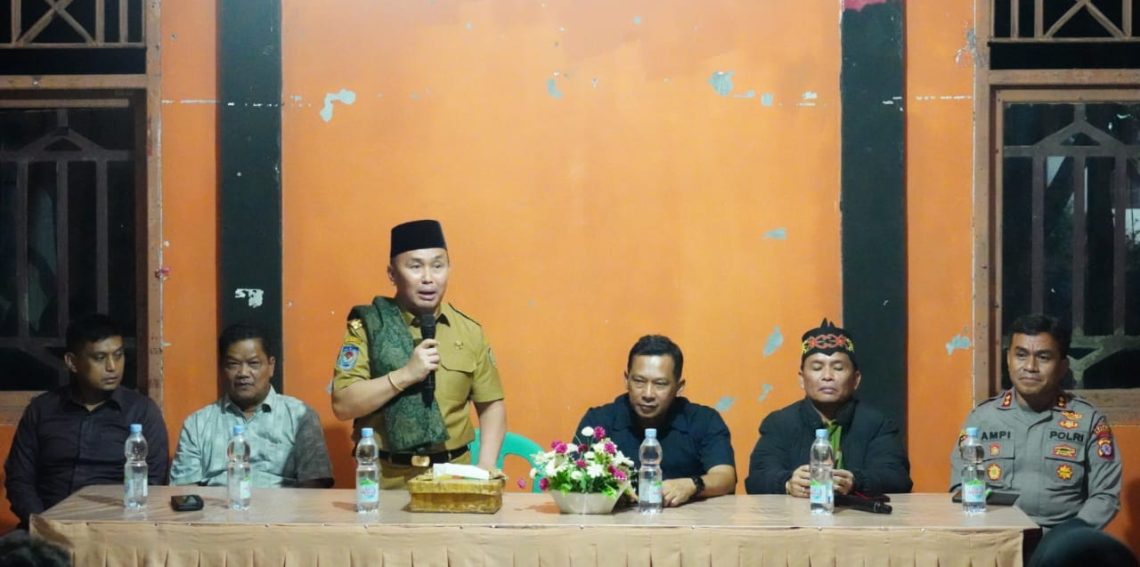 Gubernur Kalteng H. Sugianto sabran bersama Ketua Umum DAD Kalteng H. Agustiar Sabran saat berdialog dengan aparat penegak hukum dan warga yang ditahan akibat konflik Bangkal, Minggu (09/10/2023). Foto : Ist/mmc