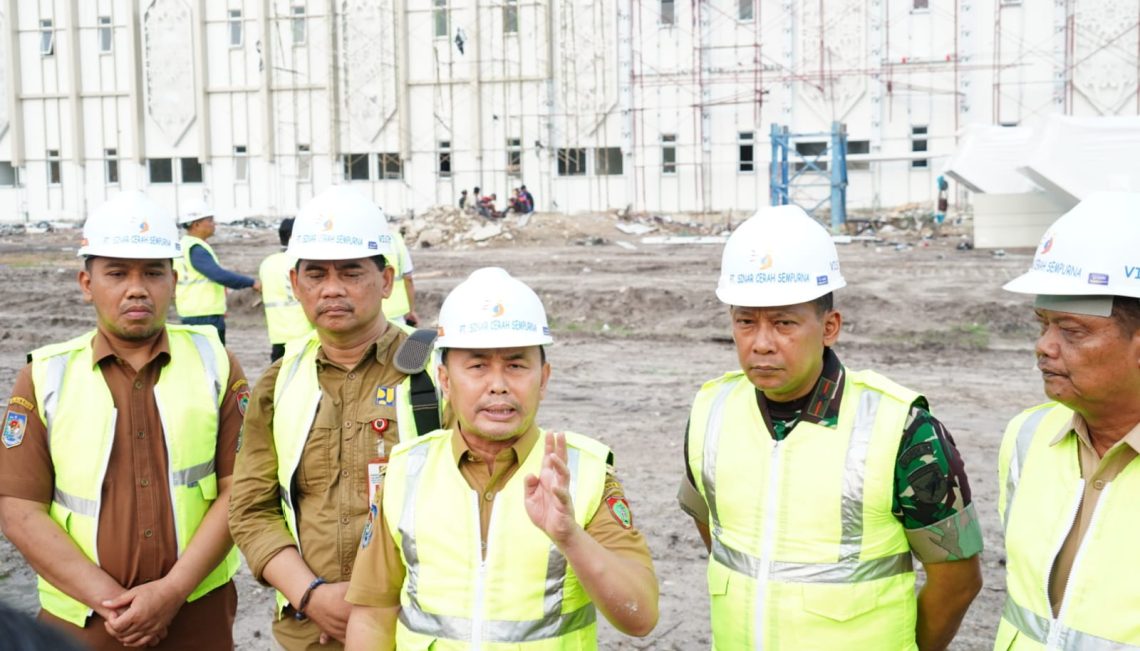 Gubernur Kalteng H. Sugianto Sabran saat meninjau pembangunan RSUD milik pemerintah provinsi di Kecamatan Hanau