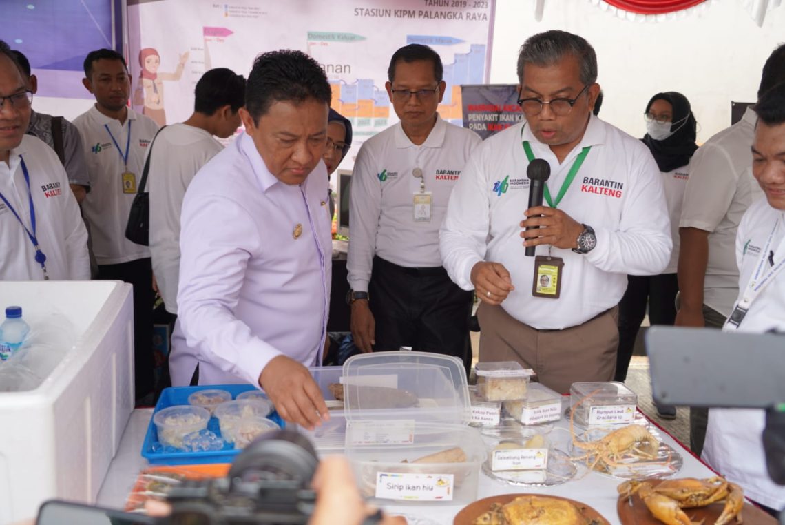 Wakil Gubernur Kalteng H. Edy Pratowo saat mengunjungi Pameran dan Bazar Sembako Murah