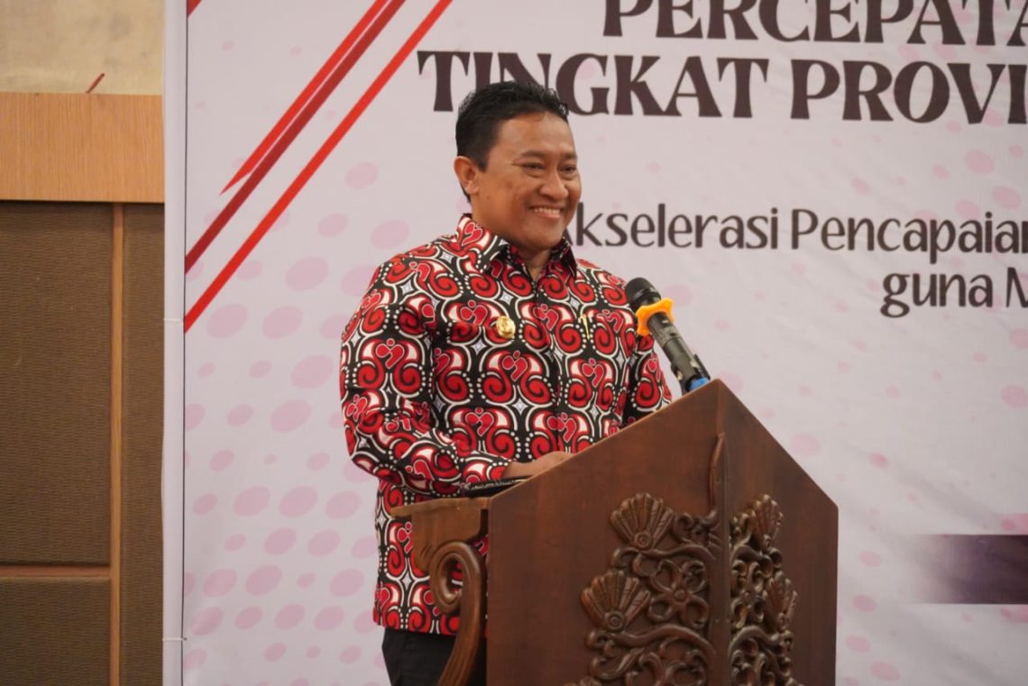 Wakil Gubernur Kalteng H. Edy Pratowo saat membuka secara resmi kegiatan Review Program Bangga Kencana dan Percepatan Penurunan Stunting Kalteng Tahun 2023 ditandai dengan Penabuhan Katambung