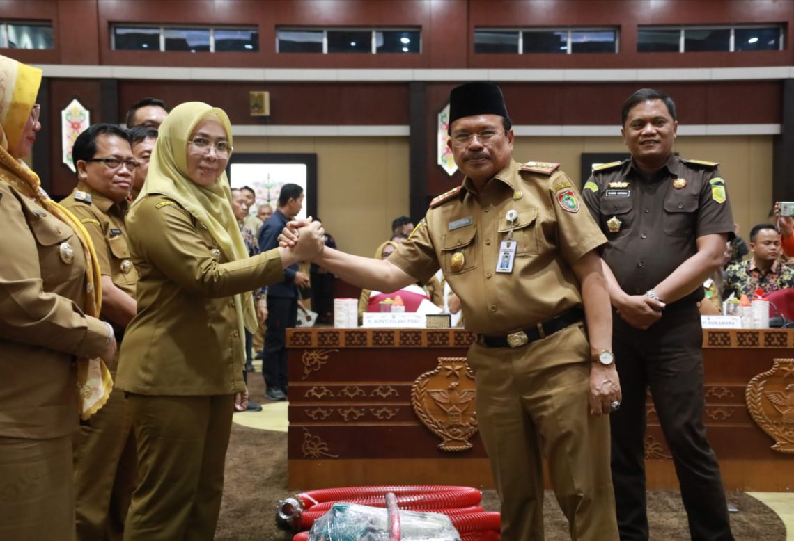 Sekda Nuryakin saat menyerahkan bantuan mesin pemadam Karhutla