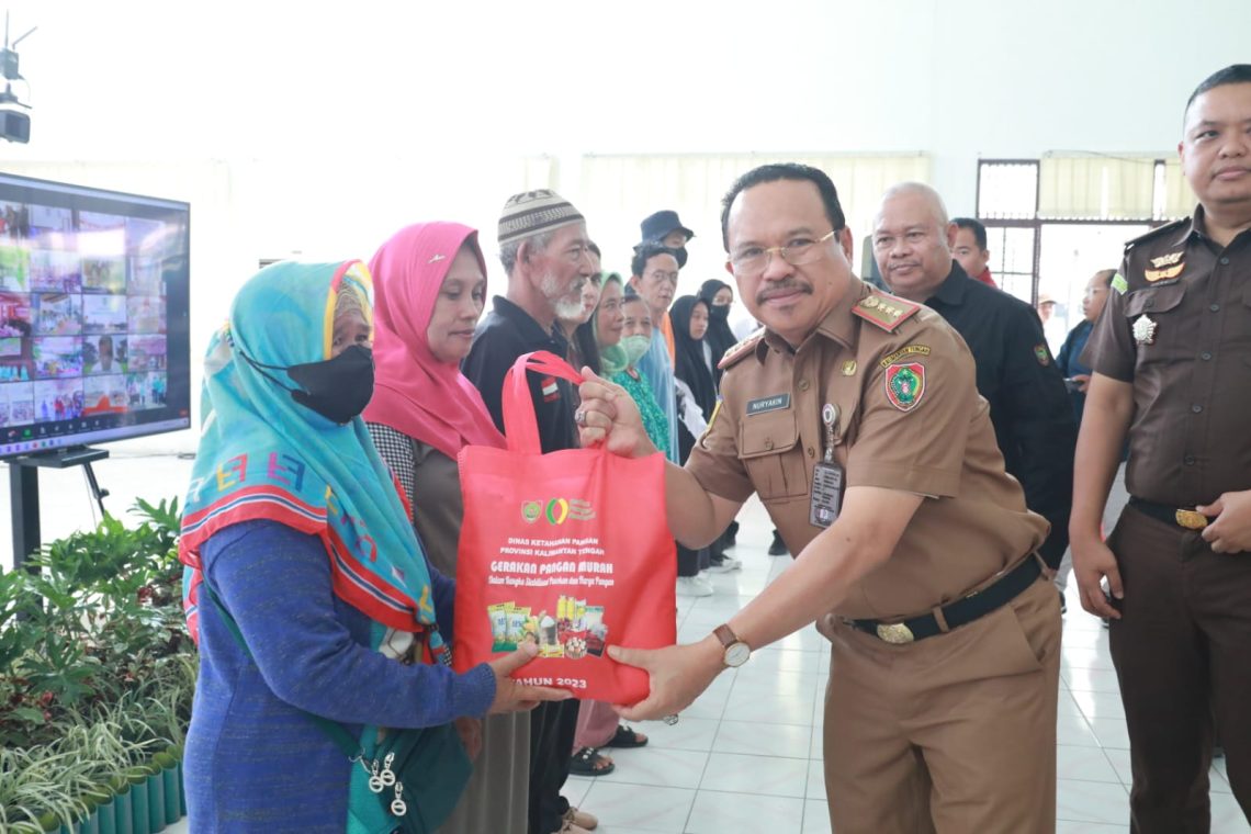Sekda Prov. Kalteng H. Nuryakin serahkan sembako murah kepada masyarakat secara simbolis