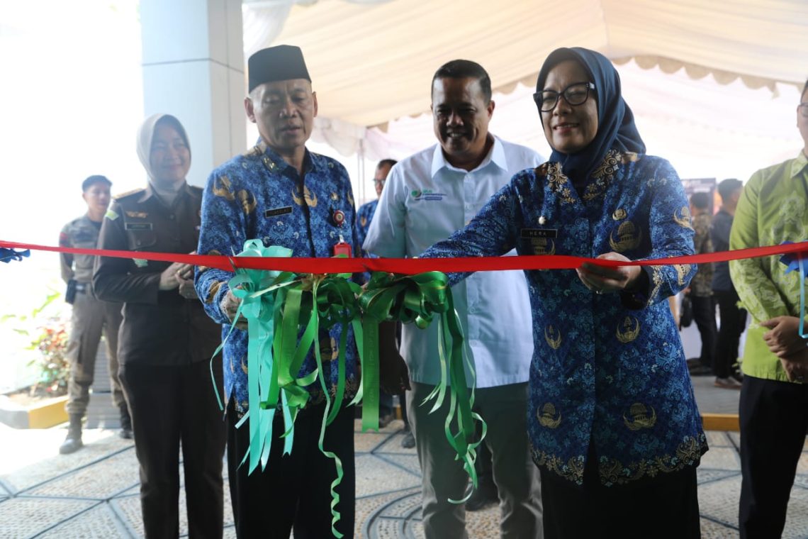 Pengguntingan pita saat Peresmian Ruang Layanan Baru Kantor BPJS Ketenagakerjaan
