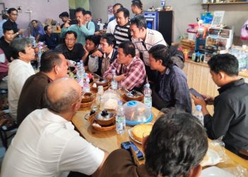 Kajati Kalteng Pathor Rahman (kemeja putih) didampingi Wakajati Kalteng, Aspidsus dan Kasi Penkum memberikan penjelasan kepada para wartawan di Palangka Raya, Selasa (3/10/2023) pagi. Foto: Penkum Kejati Kalteng