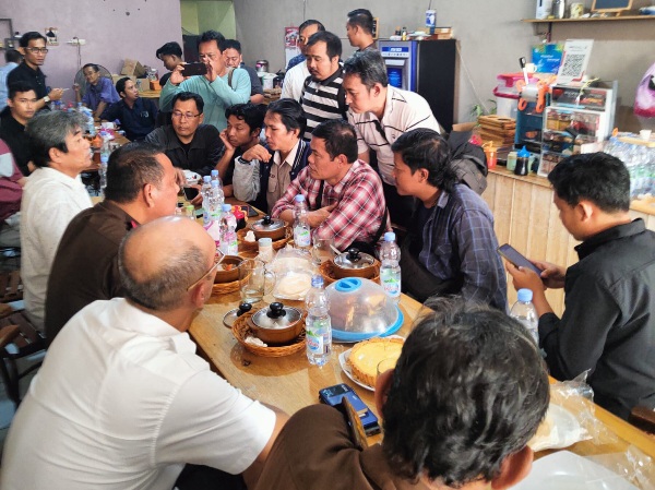 Kajati Kalteng Pathor Rahman (kemeja putih) didampingi Wakajati Kalteng, Aspidsus dan Kasi Penkum memberikan penjelasan kepada para wartawan di Palangka Raya, Selasa (3/10/2023) pagi. Foto: Penkum Kejati Kalteng