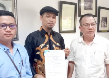 Paulus Alfons Yance Dhanarto (tengah) diapit kuasa hukumnya Parlin B. Hutabarat (kanan) dan Kandoni Siringoringo (kiri). Foto: fer