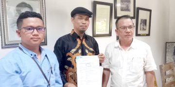 Paulus Alfons Yance Dhanarto (tengah) diapit kuasa hukumnya Parlin B. Hutabarat (kanan) dan Kandoni Siringoringo (kiri). Foto: fer