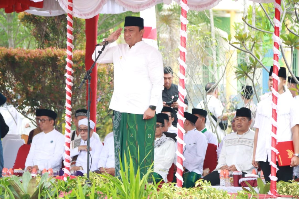 Wagub Kalteng H.Edy Pratowo saat memimpin acara Hari Santri di Lapangan IAIN Palangka Raya, Minggu (22/10/2023).