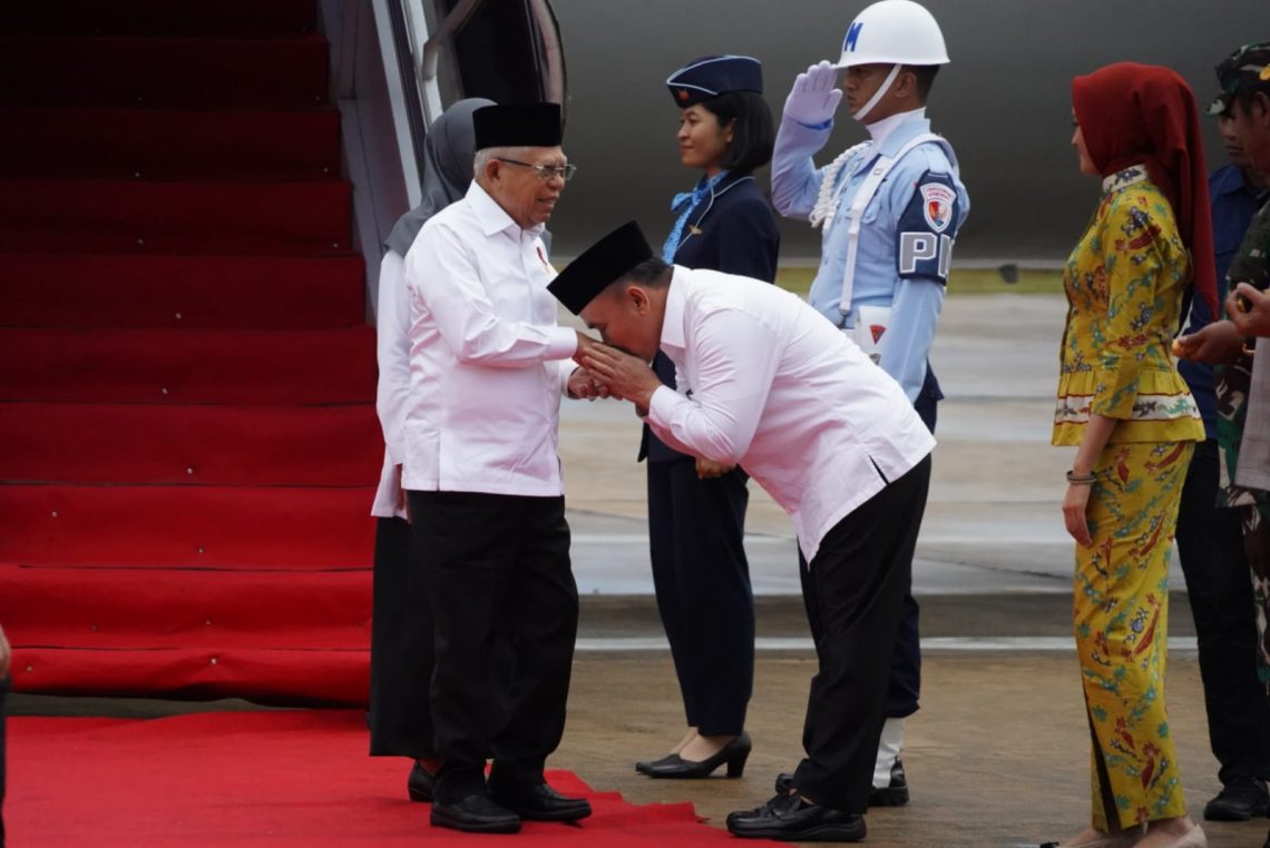 Gubernur Kalteng H. Sugianto Sabran beserta Ketua TP-PKK Prov. Kalteng Ivo Sugianto Sabran saat menyambut kedatangan Wakil Presiden RI K.H. Maruf Amin beserta istri