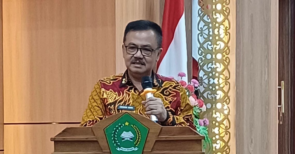 Staf Ahli Gubernur Kalteng Bidang Pemerintahan, Hukum dan Politik Herson B. Aden saat menyampaikan sambutannya