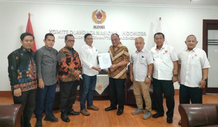 Ketum koni kalteng Rahmat Hidayat SH, menerima SK pengurus KONI Kalteng, oleh Ketum KONI Pusat Letjen (Purn) Marciano Norman, di Jakarta, Kamis (26/10/2023). Foto ist