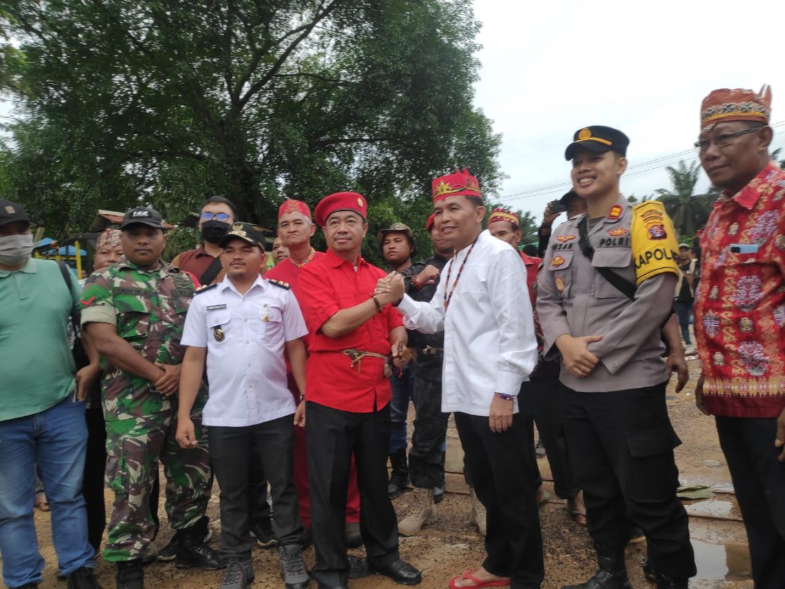 Ketua Umum DAD Kalteng H Agustiar Sabran saat bertemu bupati dan masyarakat Seruyan yang menuntut plasma di PT Tapian Nadegan. beberapa waktu lalu. Foto : Ist