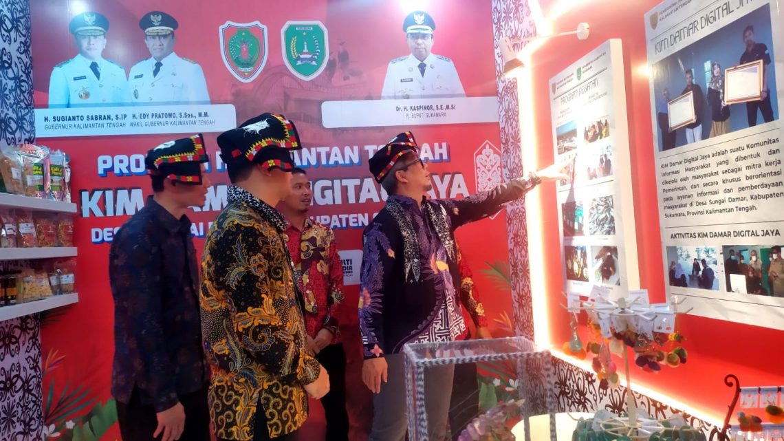 Direktur Jenderal Informasi dan Komunikasi Publik, Kementerian Kominfo Usman Kansong saat mengunjungi booth KIM Prov. Kalteng