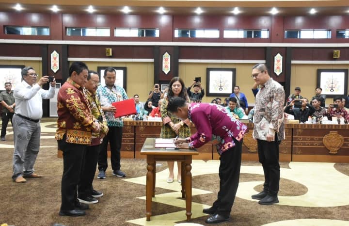 Wagub Kalteng H Edy Pratowo, hadir dan menyaksikan acara Penandatanganan Perjanjian Kerja Sama Fasilitasi Pembangunan Kebun Masyarakat Sekitar (FPKMS) antara Koperasi Pelangi Danau Seluluk dengan PT Tapian Nadenggan di Aula Jayang Tingang, Lantai II Kantor Gubernur, Kamis (26/10/2023) sore. Foto : Ist/mmc